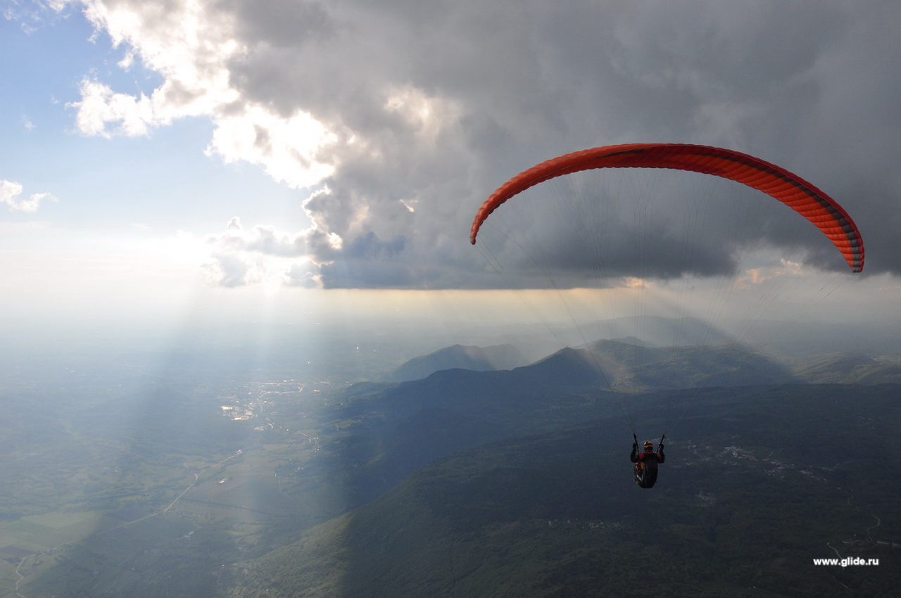 Paragliding : Fly Over Breathtaking Landscapes